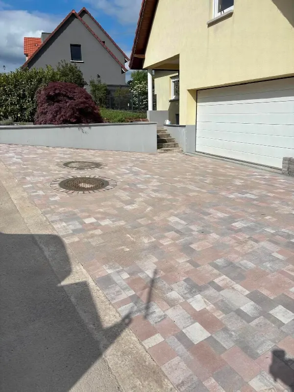 Entrée de garage en pavés multicolores aux tons rosés