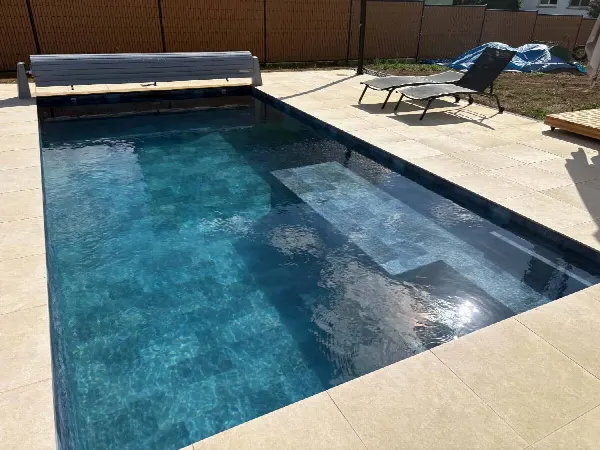 Piscine en membrane armée anthracite avec escalier immergé et volet roulant
