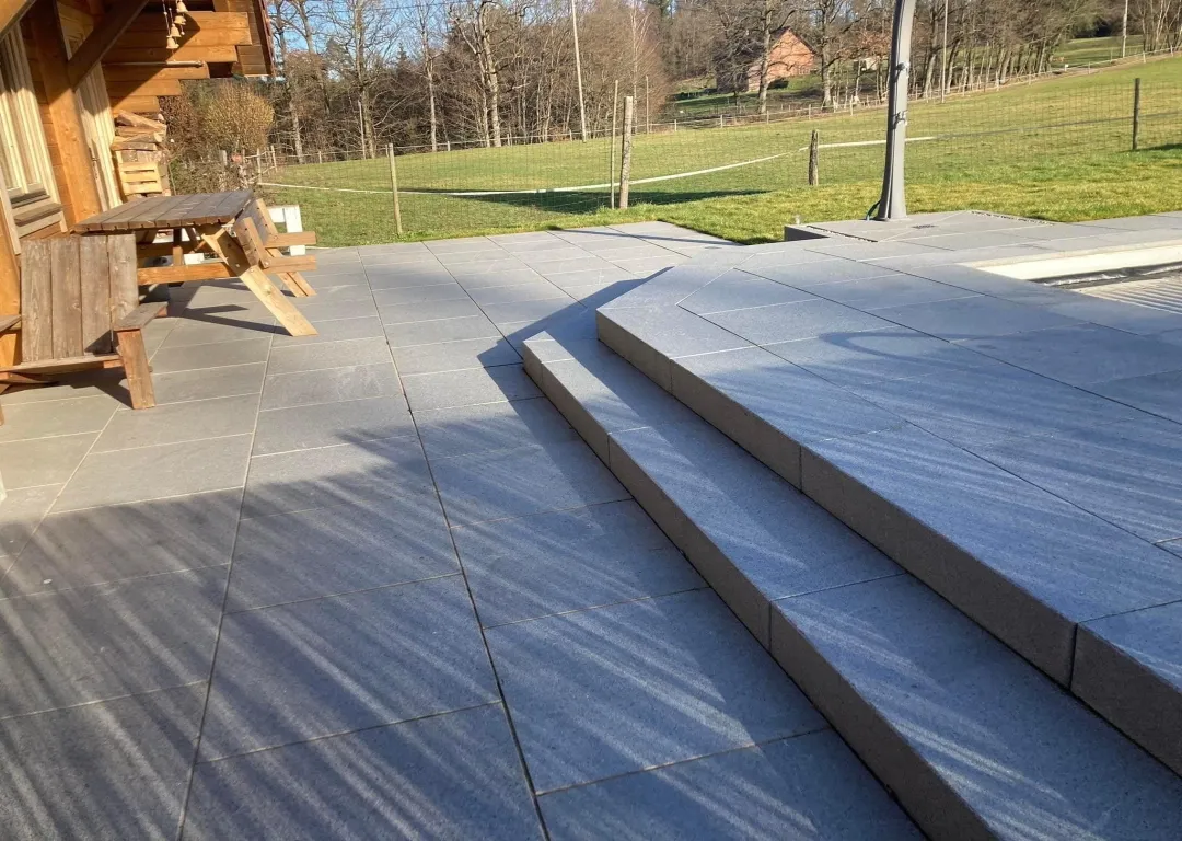 Terrasse en dallage avec marches, réalisée par Green & Blue